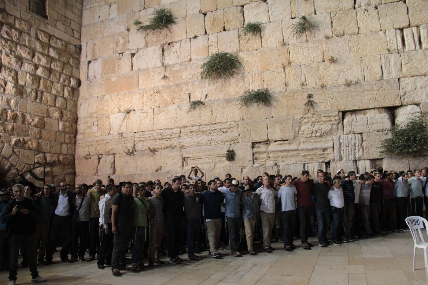 גלרית ענק: תפילת ההמונים בכותל המערבי למען שלושת החטופים