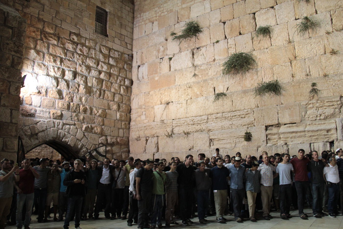 גלרית ענק: תפילת ההמונים בכותל המערבי למען שלושת החטופים