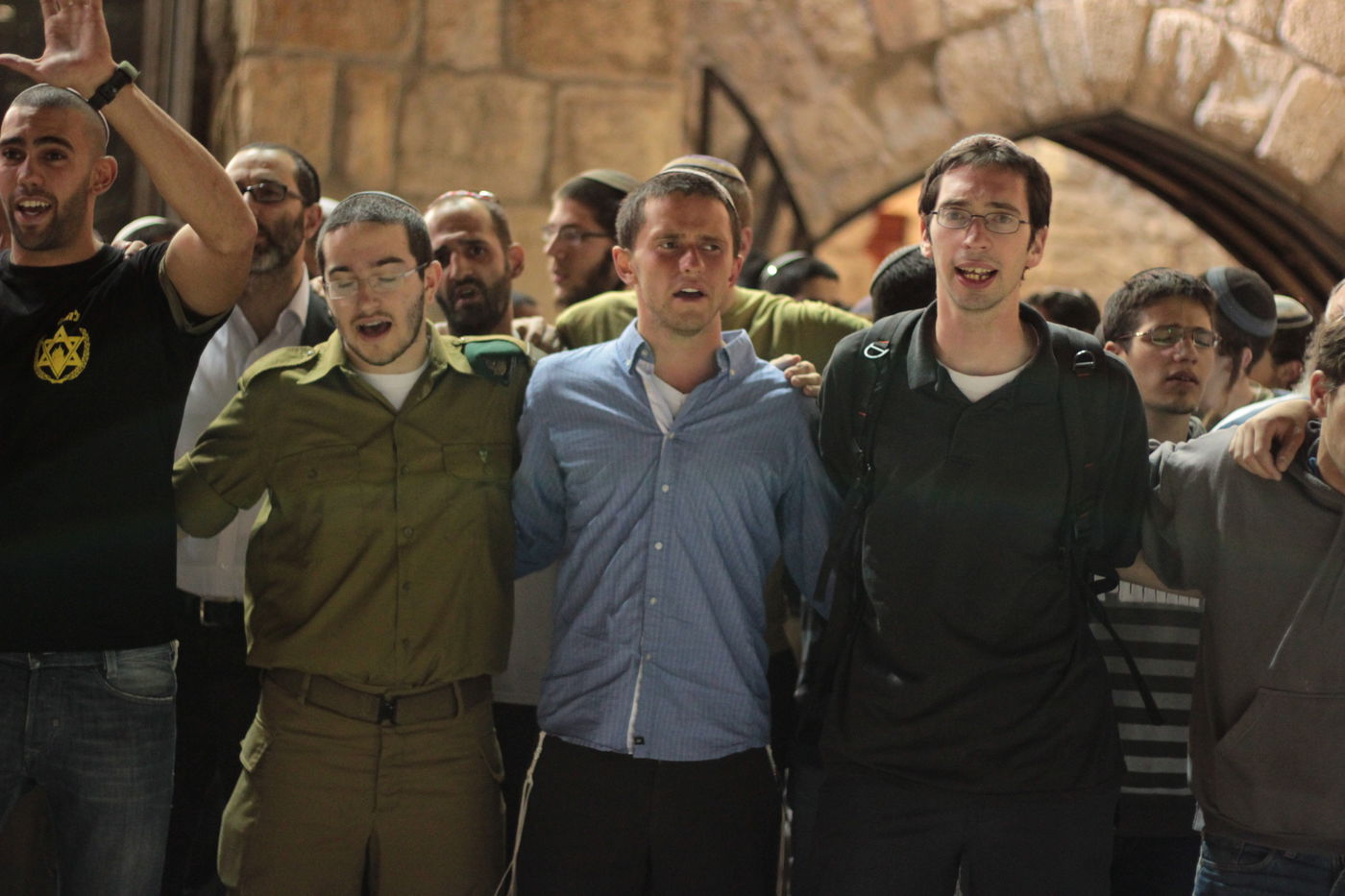 גלרית ענק: תפילת ההמונים בכותל המערבי למען שלושת החטופים