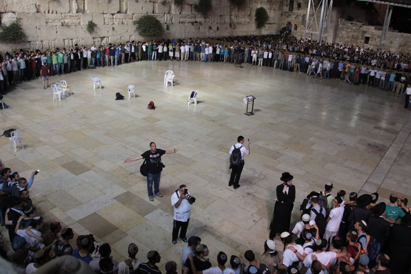 גלרית ענק: תפילת ההמונים בכותל המערבי למען שלושת החטופים