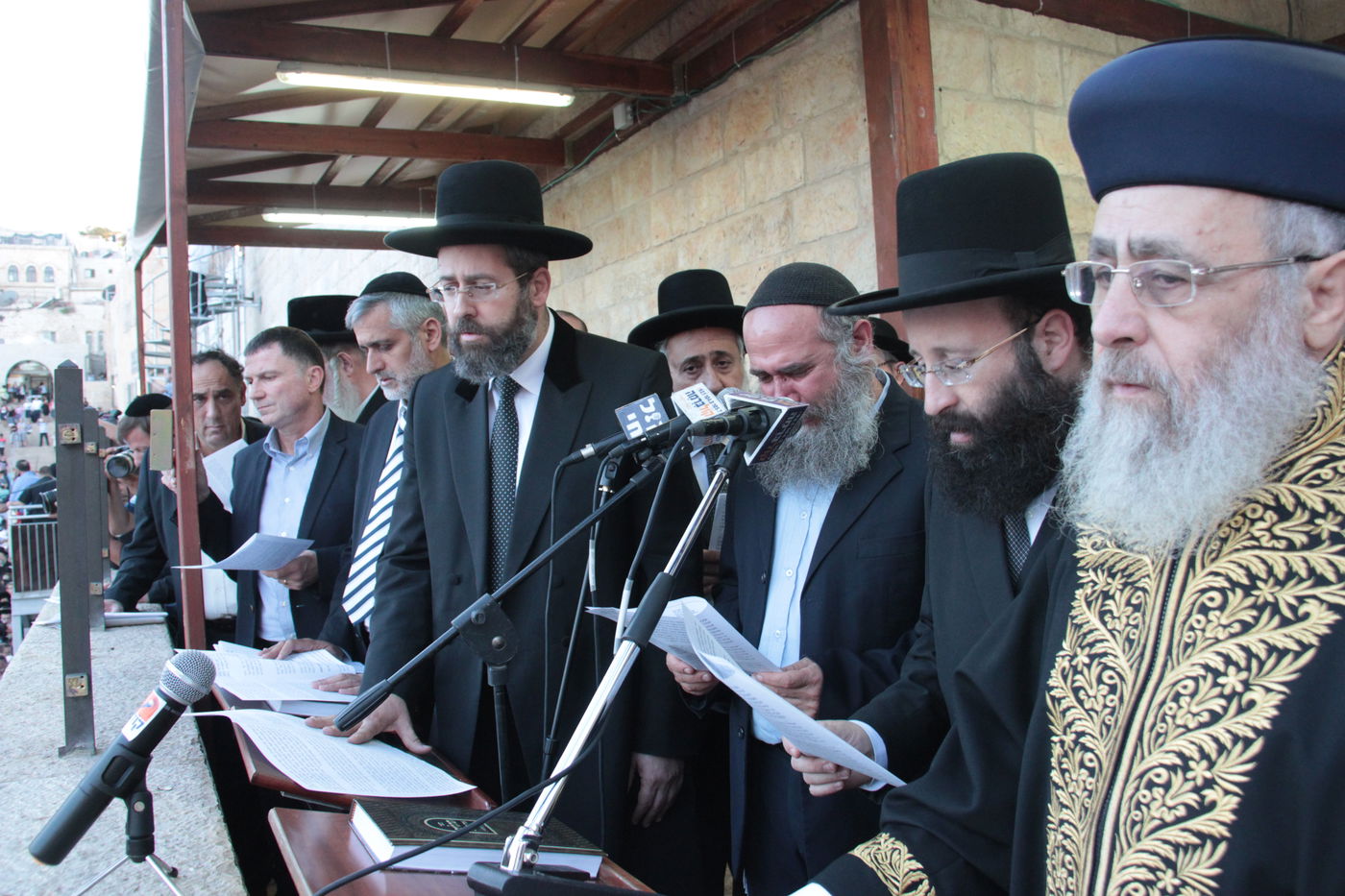 גלרית ענק: תפילת ההמונים בכותל המערבי למען שלושת החטופים