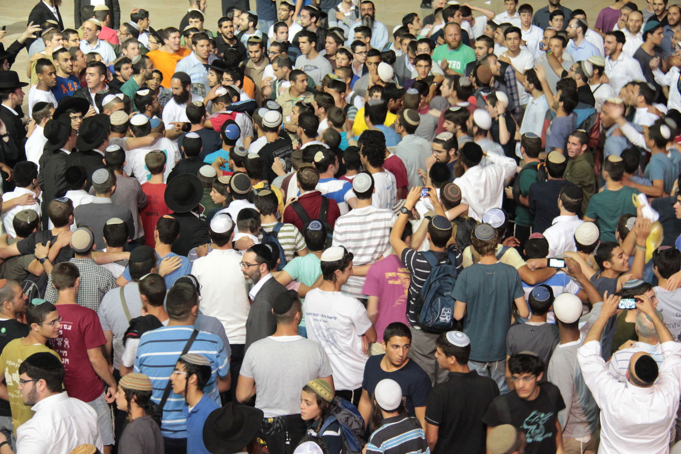 גלרית ענק: תפילת ההמונים בכותל המערבי למען שלושת החטופים