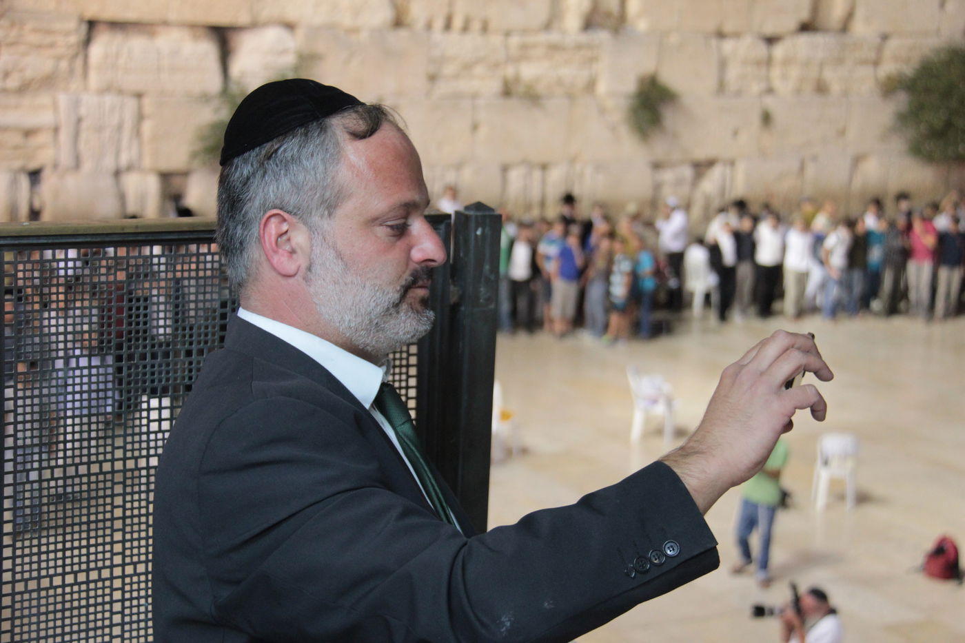 גלרית ענק: תפילת ההמונים בכותל המערבי למען שלושת החטופים