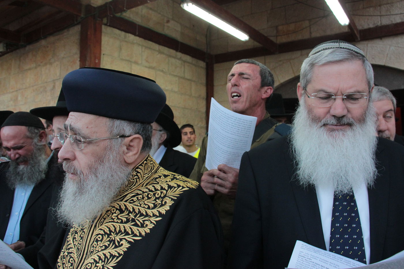 גלרית ענק: תפילת ההמונים בכותל המערבי למען שלושת החטופים