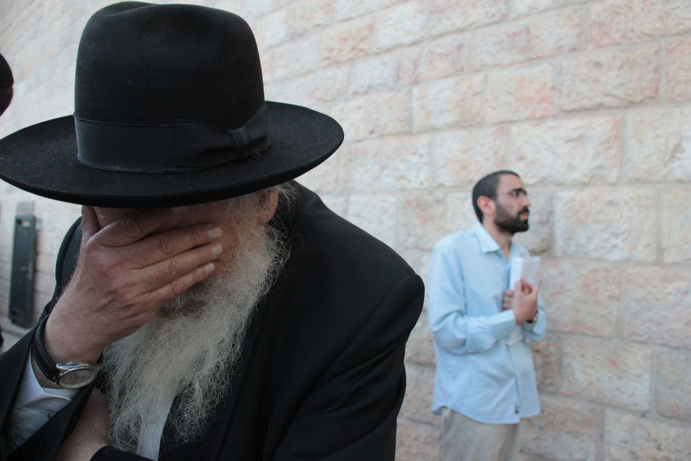 גלרית ענק: תפילת ההמונים בכותל המערבי למען שלושת החטופים