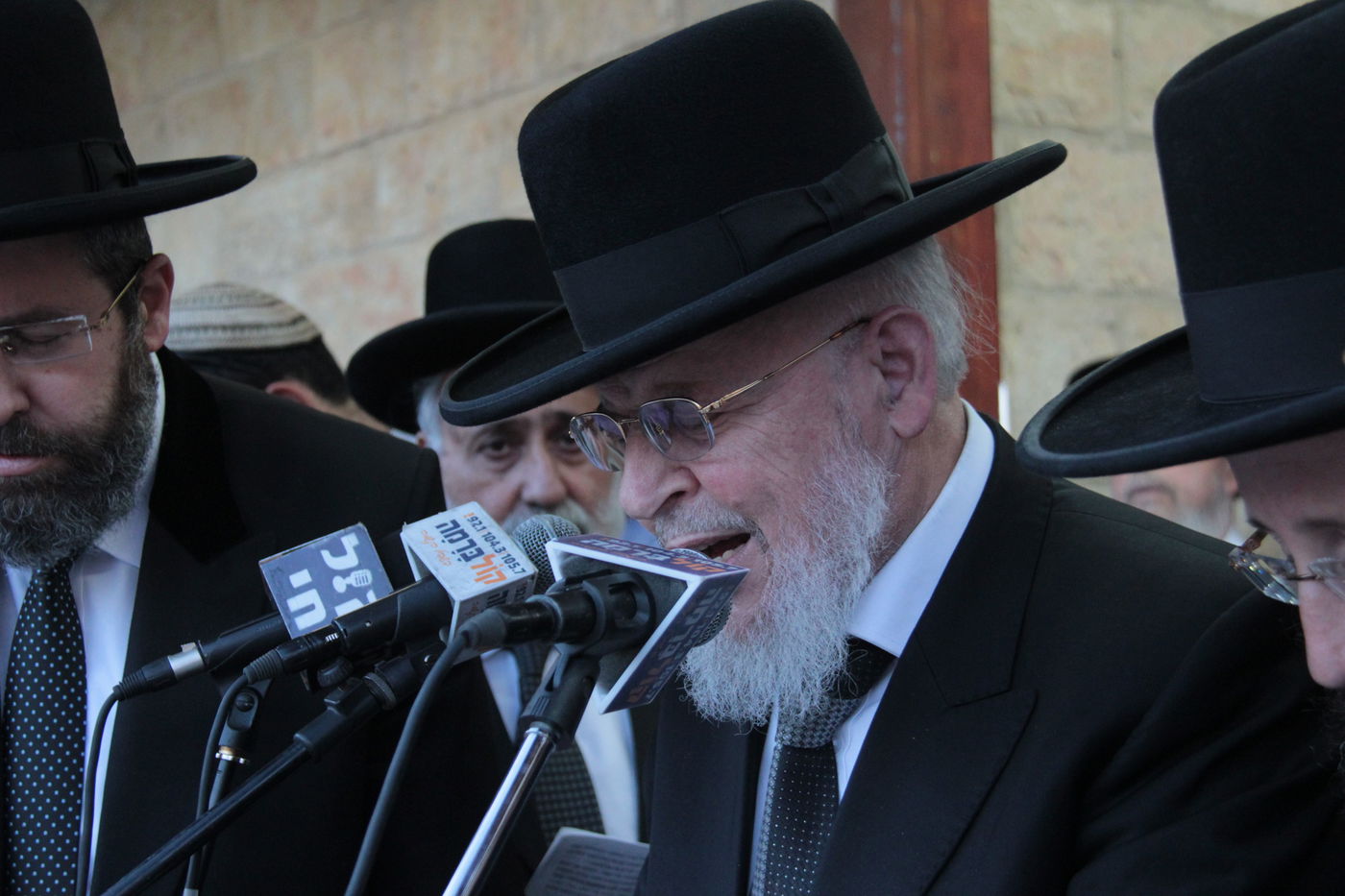 גלרית ענק: תפילת ההמונים בכותל המערבי למען שלושת החטופים