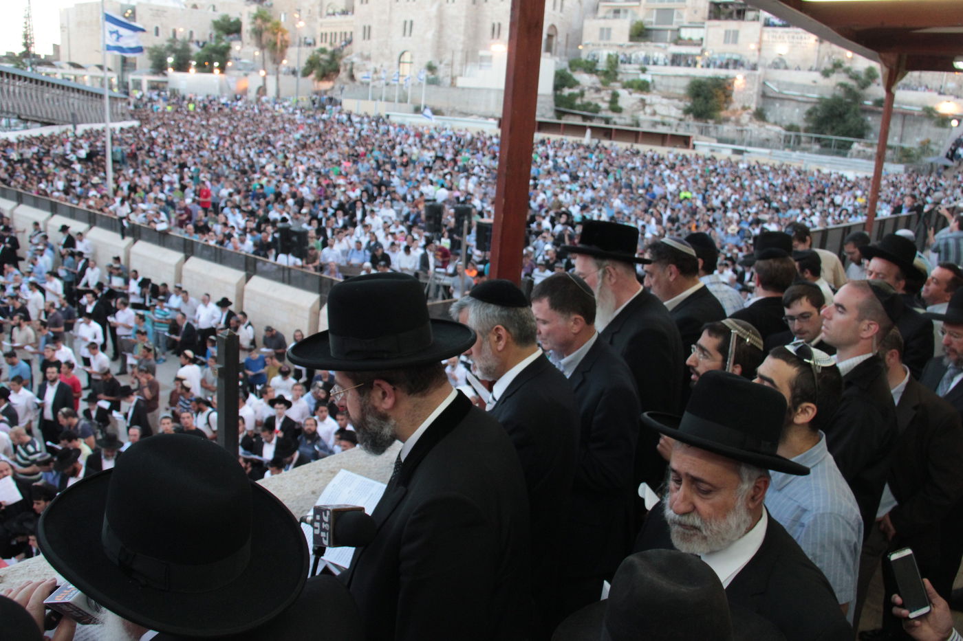 גלרית ענק: תפילת ההמונים בכותל המערבי למען שלושת החטופים