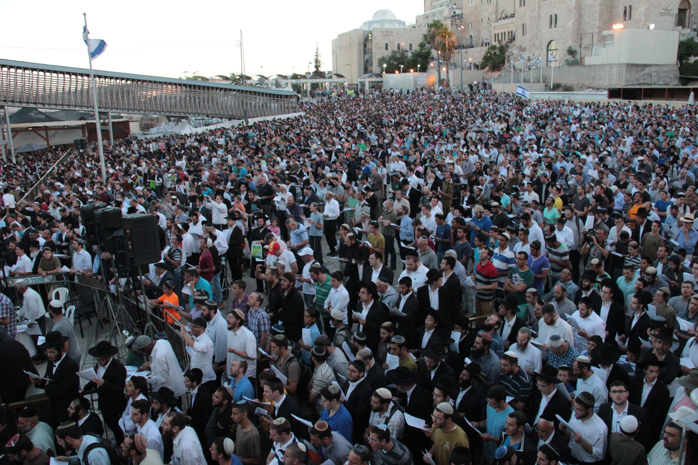גלרית ענק: תפילת ההמונים בכותל המערבי למען שלושת החטופים
