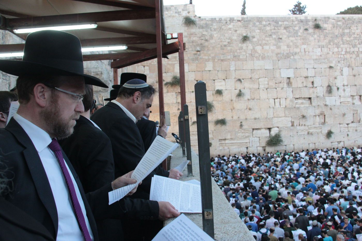 גלרית ענק: תפילת ההמונים בכותל המערבי למען שלושת החטופים