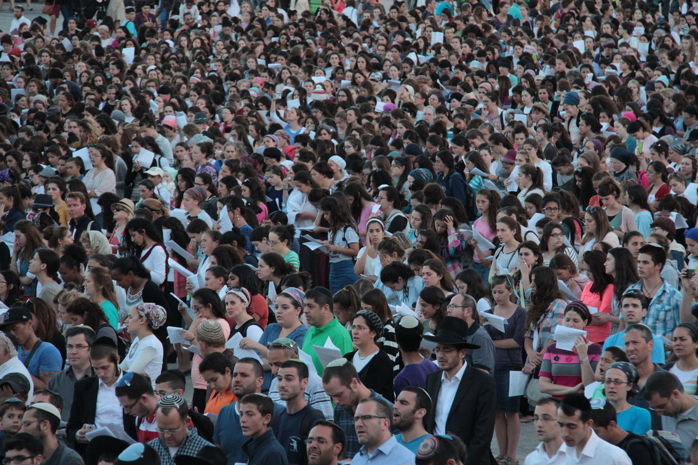 גלרית ענק: תפילת ההמונים בכותל המערבי למען שלושת החטופים