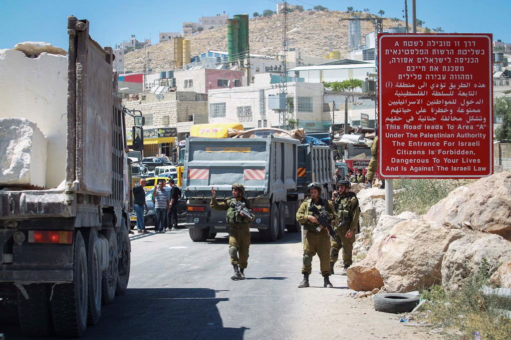 צה"ל כיתר בתים בחברון: "שני פעילי חמאס נעצרו"