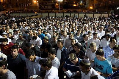 מעמד מרגש: רבבות בכותל המערבי למען בני הישיבה החטופים