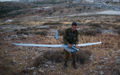 לוחם מיחידת "רוכב שמיים" בחיפוש אחר החטופים