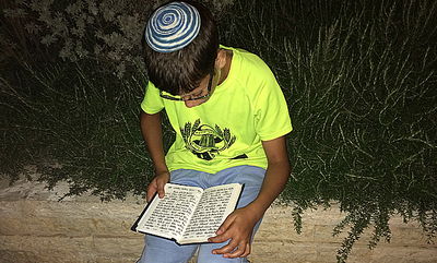 מרגש: ילד בן 14 אמר תהילים מאחורי בית החטוף