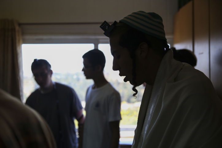 ובישיבת "מקור חיים": תפילה ודמעות • צפו בגלריה