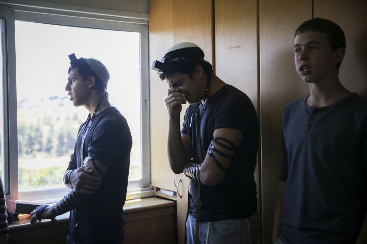 ובישיבת "מקור חיים": תפילה ודמעות • צפו בגלריה