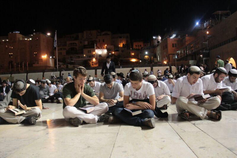 תיעוד ענק: התפילה בכותל המערבי לשלומם של שלושת החטופים