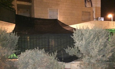 האוהל בחצר בית המשפחה