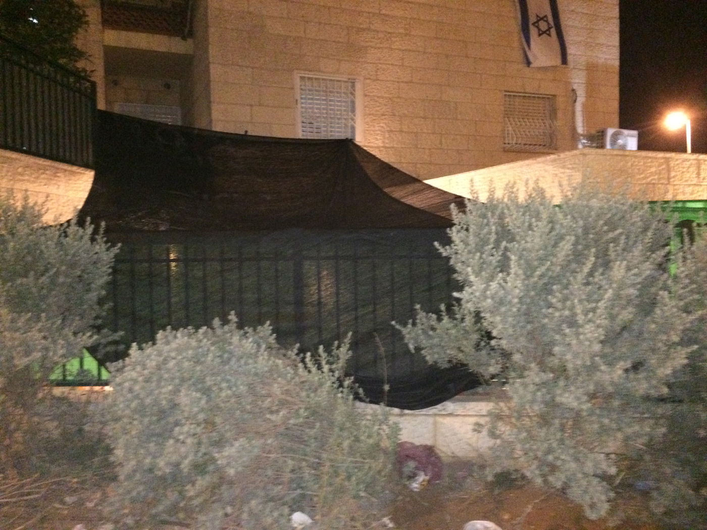 האוהל בחצר בית המשפחה