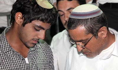 האב והבן למשפחת יפרח בתפילות לשלום אייל