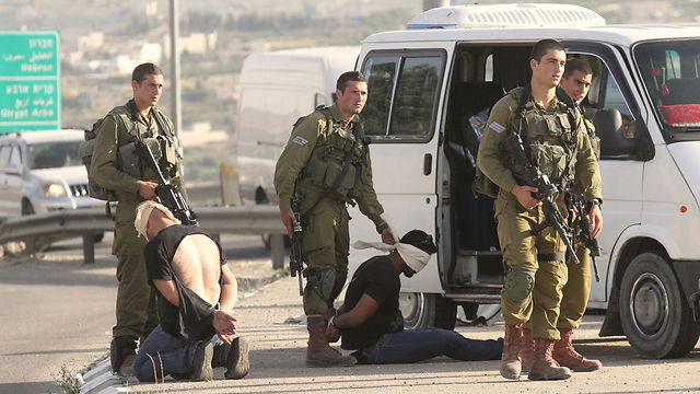 צפו: מעצר פתאומי של רכב פלסטיני בגוש עציון