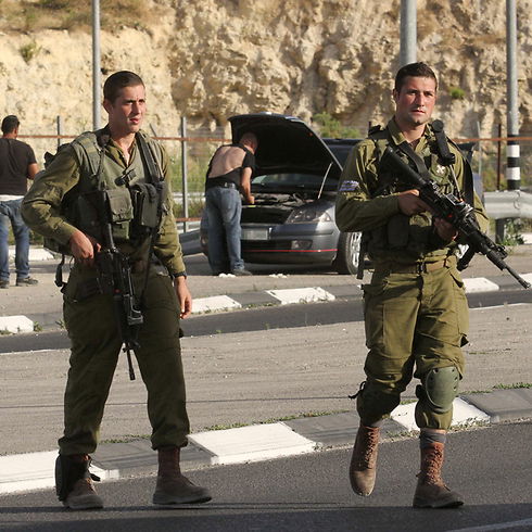 צפו: מעצר פתאומי של רכב פלסטיני בגוש עציון