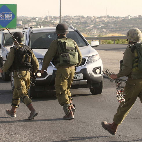 צפו: מעצר פתאומי של רכב פלסטיני בגוש עציון