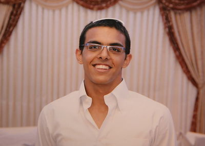 מרגש: צפו באייל יפרח מנגן ושר "ביקשתי ולא מצאתיו"