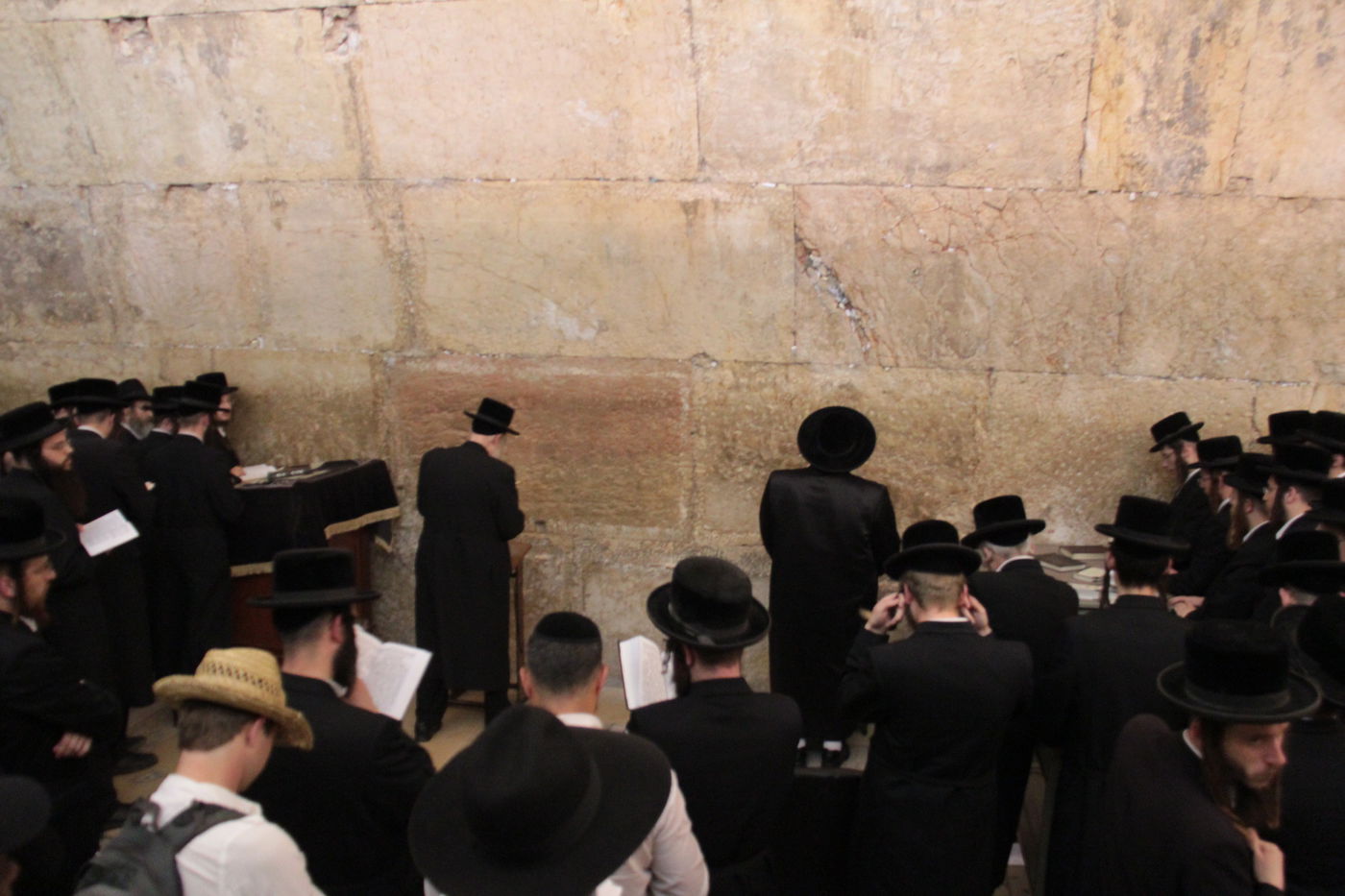 הרבי מצאנז ביקר בכותל המערבי: "מתפלל כל הזמן על החטופים"