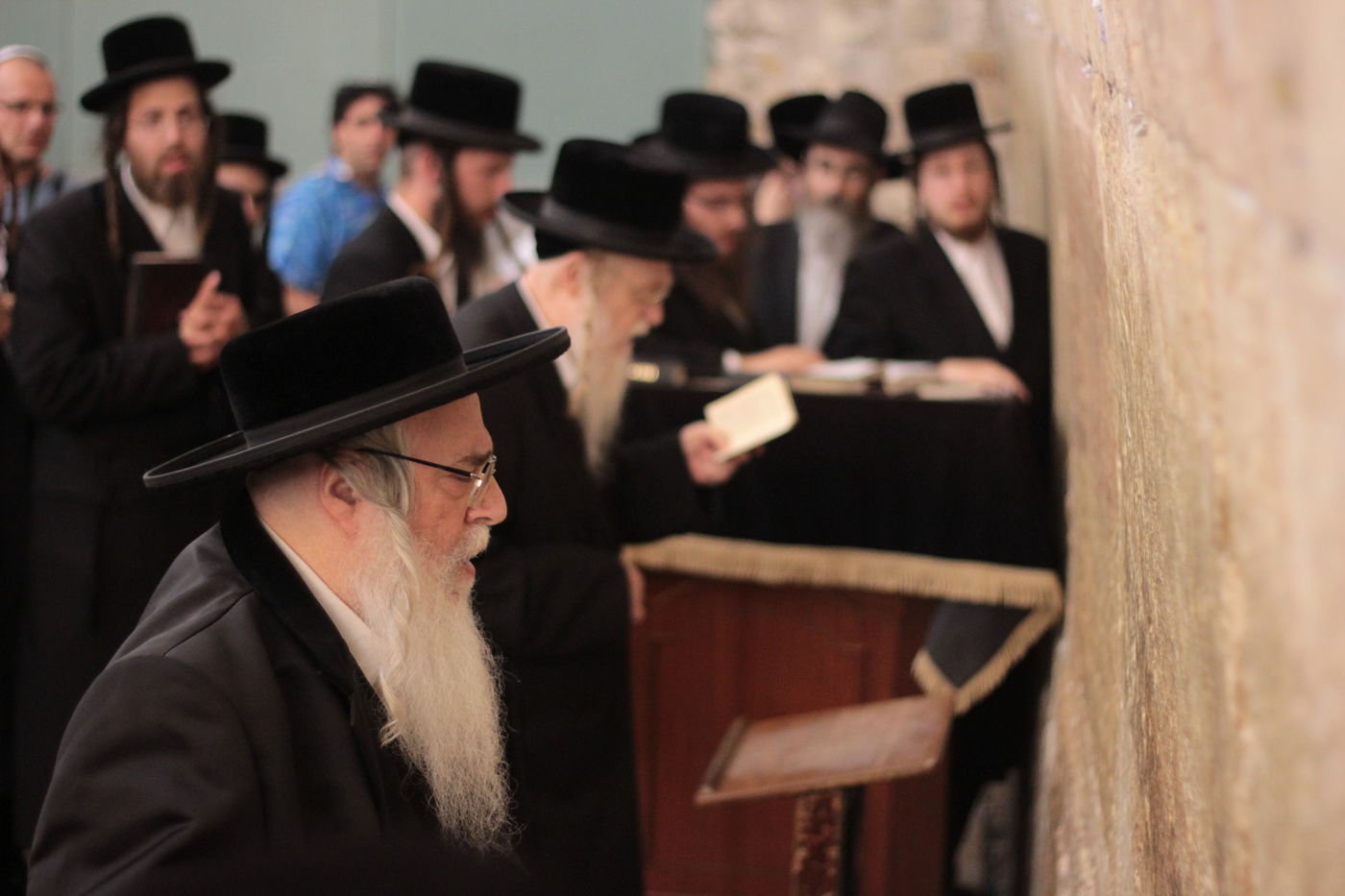 הרבי מצאנז ביקר בכותל המערבי: "מתפלל כל הזמן על החטופים"