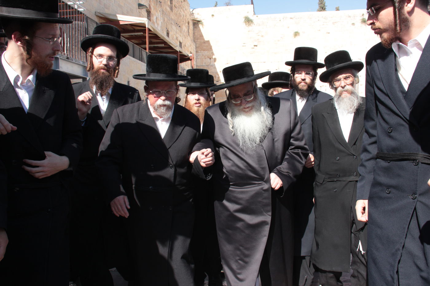 הרבי מצאנז ביקר בכותל המערבי: "מתפלל כל הזמן על החטופים"