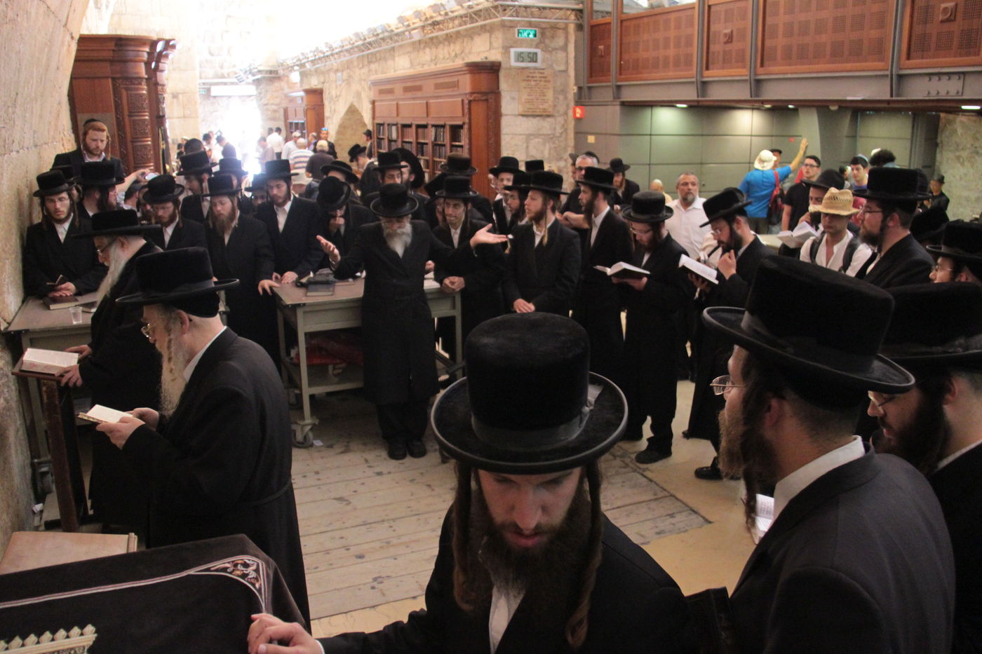 הרבי מצאנז ביקר בכותל המערבי: "מתפלל כל הזמן על החטופים"