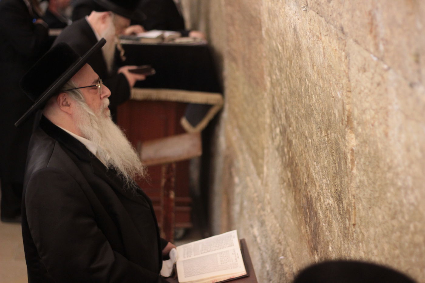 הרבי מצאנז ביקר בכותל המערבי: "מתפלל כל הזמן על החטופים"