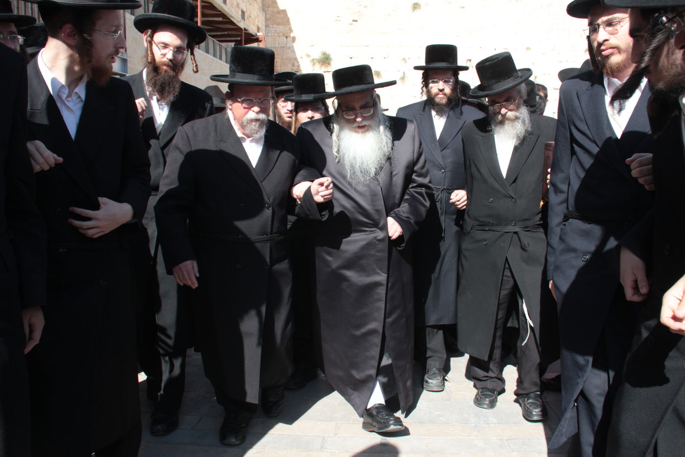 הרבי מצאנז ביקר בכותל המערבי: "מתפלל כל הזמן על החטופים"