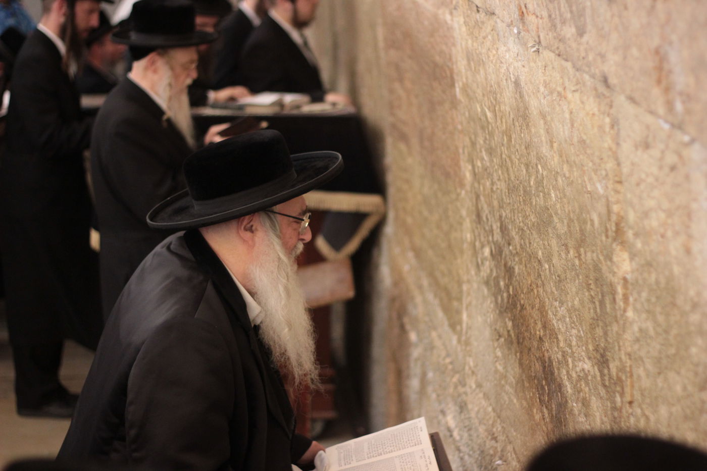 הרבי מצאנז ביקר בכותל המערבי: "מתפלל כל הזמן על החטופים"