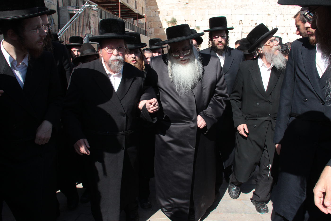 הרבי מצאנז ביקר בכותל המערבי: "מתפלל כל הזמן על החטופים"