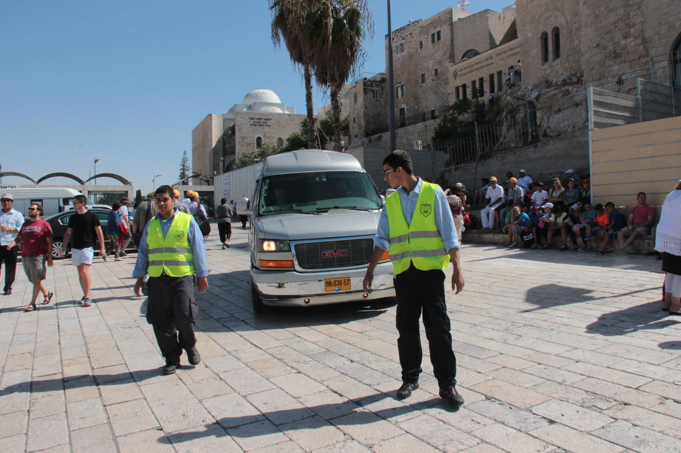 הרבי מצאנז ביקר בכותל המערבי: "מתפלל כל הזמן על החטופים"