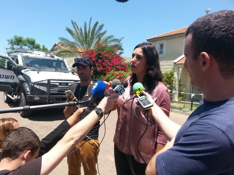 ח"כ מירי רגב בכניסה לבית המשפחה