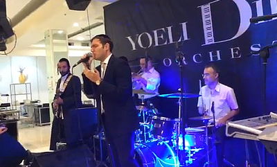 רולי דיקמן בתפילה על שלושת החטופים בחתונה • צפו בוידאו