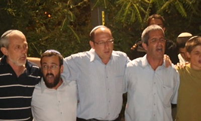 תקוות המשפחות: תפילה וריקוד