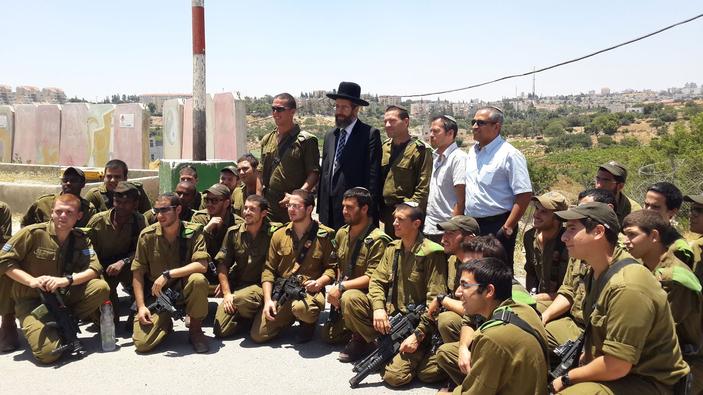 חברון: הרב דוד לאו חיזק את החיילים