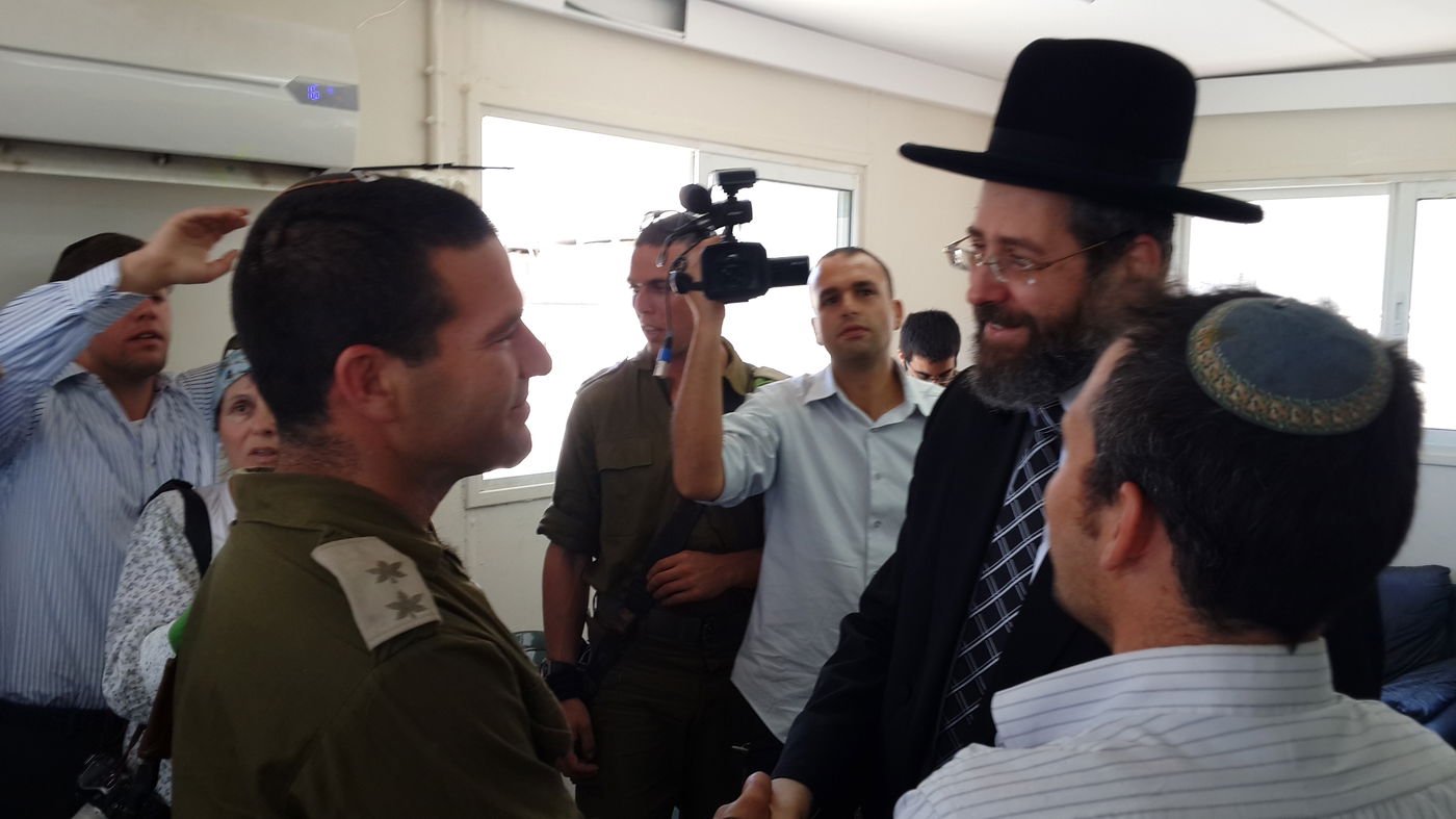 חברון: הרב דוד לאו חיזק את החיילים