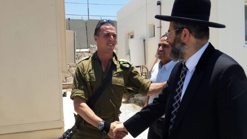חברון: הרב דוד לאו חיזק את החיילים