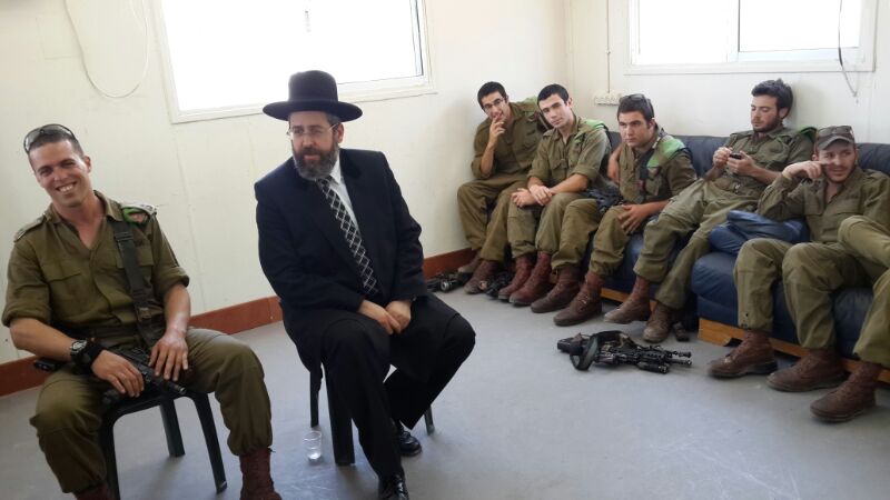 חברון: הרב דוד לאו חיזק את החיילים