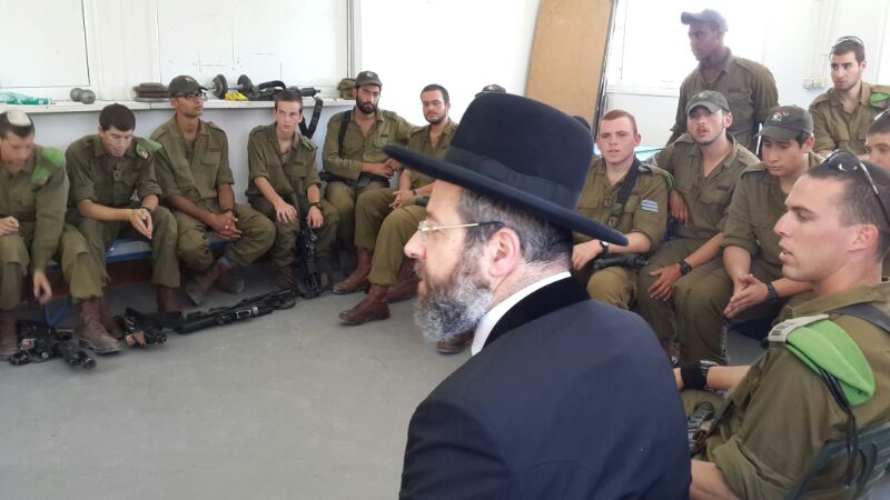 חברון: הרב דוד לאו חיזק את החיילים
