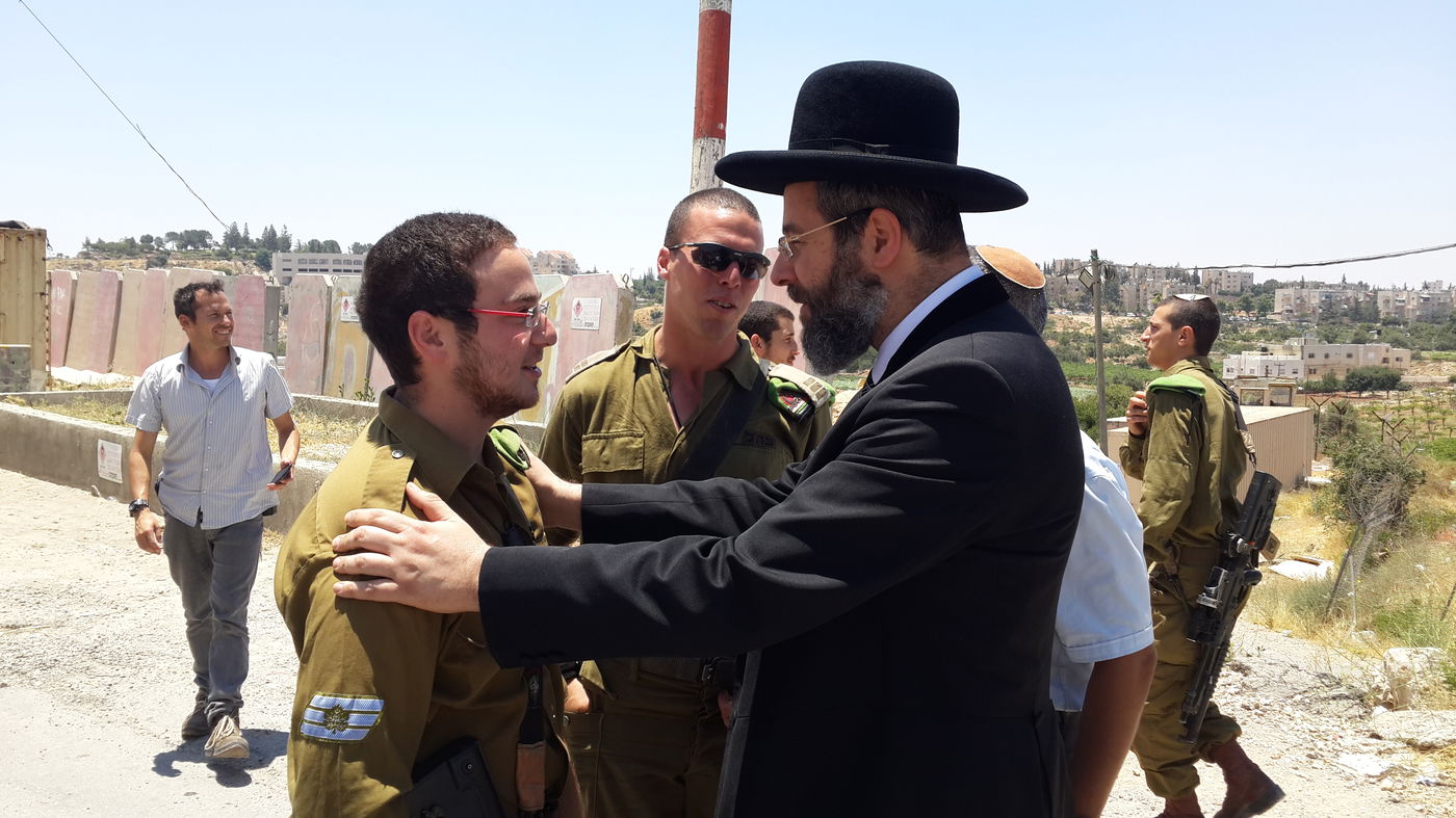 חברון: הרב דוד לאו חיזק את החיילים