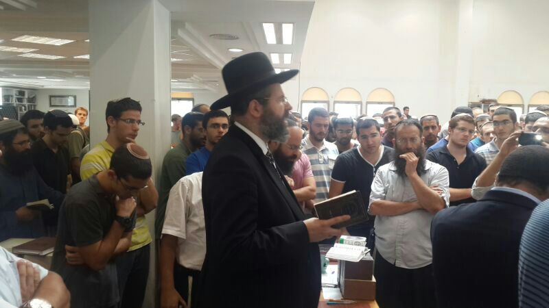 חברון: הרב דוד לאו חיזק את החיילים