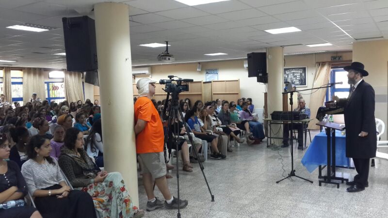 חברון: הרב דוד לאו חיזק את החיילים