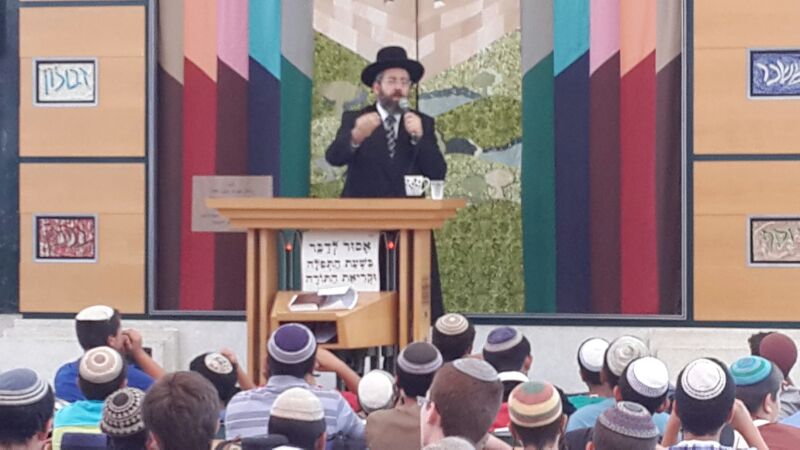 חברון: הרב דוד לאו חיזק את החיילים