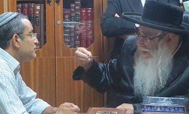 האדמו"ר ואביו של אייל